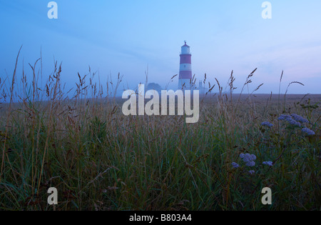 Happisburgh Lighthouse nella nebbia sulla costa di Norfolk Foto Stock