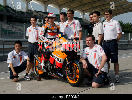 SEPANG MALESIA Febbraio 5 2009 italiano Andrea Dovizioso del Repsol Honda Team insieme con il suo team di test ufficiali MotoGP a Foto Stock