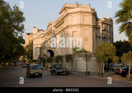 Un vecchio edificio costruito in stile coloniale architettura situato nel quartiere Zamalek sull'isola del Nilo di Gezira, nel Cairo Egitto Foto Stock