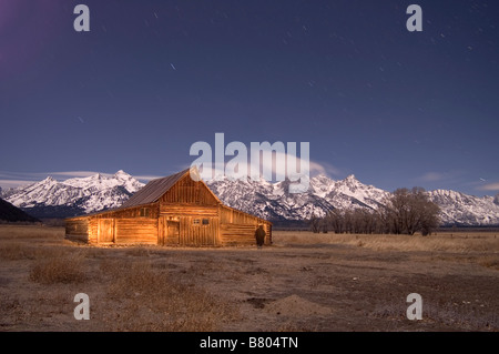 Horse Barn Grand Tetons Mountain Range Wyoming durante la notte di luna piena luce Mt. Moran Montagne Rocciose Horiztonal Hort Foto Stock