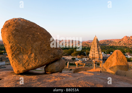 Il Tempio Virupaksha visto dalla collina Hermakuta in Hampi India Foto Stock