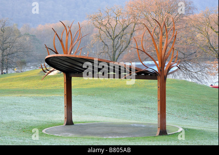 Il monumento del parco in Bowness on Windermere con il porto da cui partono i traghetti e la città dietro Foto Stock