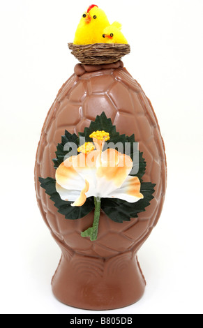Un cioccolato uovo di pasqua isolare su bianco con hen sul nido sulla parte superiore Foto Stock