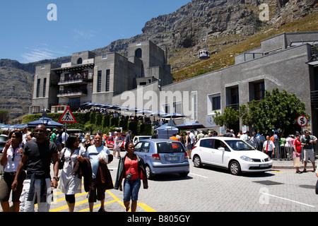 Dalla stazione della funivia bassa che corre funivie per la sommità della montagna della tavola su tafelberg road cape town Sudafrica Foto Stock