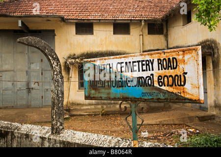 Vecchio arrugginito segno della strada per il cimitero olandese Road a Fort Cochin nello stato del Kerala India Foto Stock