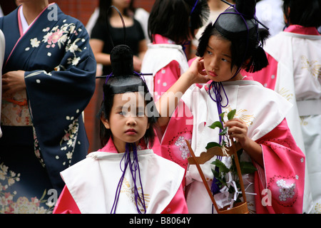 Due ragazze giapponesi vestite di Nagasaki KUNCHI festival Foto Stock