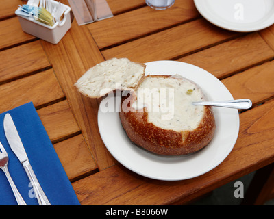 Autentica Clam Chowder in pane di pasta acida terrina servita in un ristorante sul molo 39. San Francisco, California, Stati Uniti d'America. Foto Stock