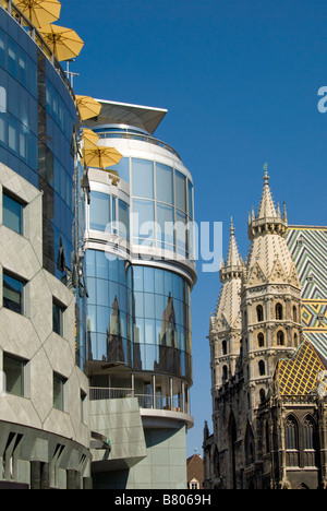 Vienna, Austria. Haas Haus (Hans Hollein, 1990; Stock im Eisen Platz 6) e Stephansdom (Cattedrale) Foto Stock