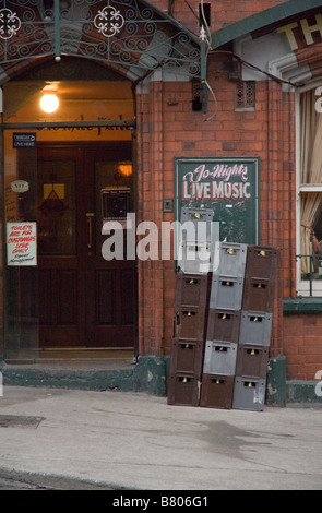 Casse di birra impilati al di fuori di un bar di Drogheda in Irlanda Foto Stock