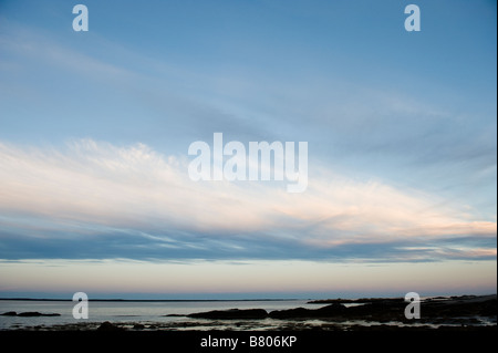 Una bella rosa blu cielo tramonto su un oceano pacifico. Foto Stock