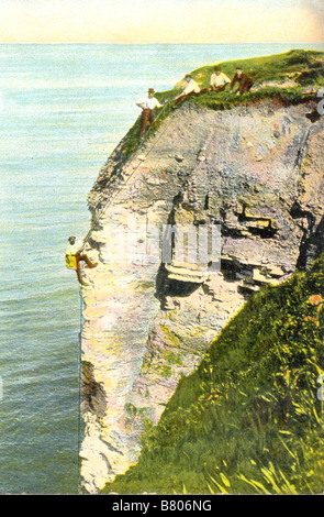 Cartolina di sea gull raccolta uova off Flamborough Head, nello Yorkshire, circa 1909 Foto Stock