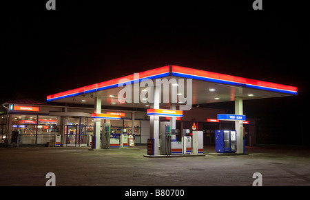 Vuoto distributore finlandese di benzina Teboil di notte , Finlandia Foto Stock