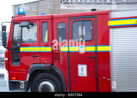 Motore Fire rendendo il suo modo attraverso il traffico Foto Stock