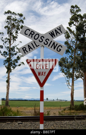 Paese incrocio ferroviario segno, Highway 73, vicino a Darfield, Canterbury, Nuova Zelanda Foto Stock