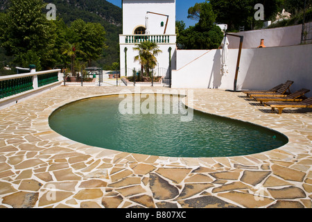 Da una piscina a forma di rene in vacanza Foto Stock