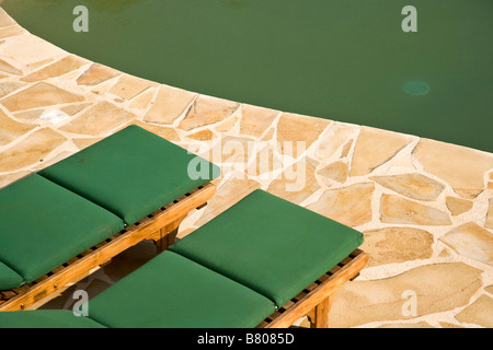 Da una piscina a forma di rene in vacanza Foto Stock