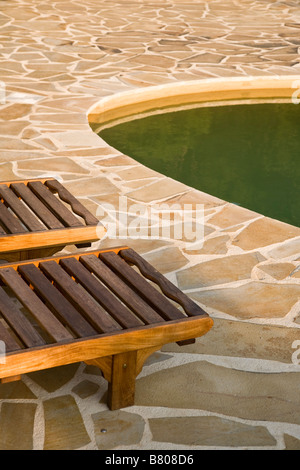 Da una piscina a forma di rene in vacanza Foto Stock