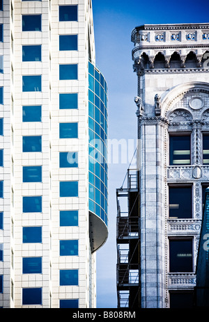 Architettura a contrasto, un edificio storico e moderno edificio per uffici, Exchange District, Winnipeg, Manitoba, Canada. Foto Stock