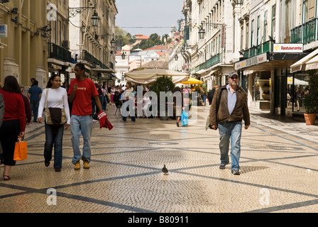 Shopping street Rua Augusta, Barrio Baixa, Lisbona Portogallo, Aprile 2006 Foto Stock