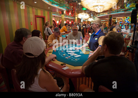 Persone che giocano a black jack nel casino di Royal Caribbean Navigator dei mari nave da crociera Foto Stock