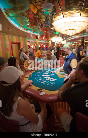 Persone che giocano a black jack nel casino di Royal Caribbean Navigator dei mari nave da crociera Foto Stock