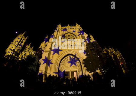 La Cattedrale Nazionale di Washington il ruolo di faro spirituale per la nazione è evidenziato nel 'illuminazione per unire' dell'evento. Foto Stock