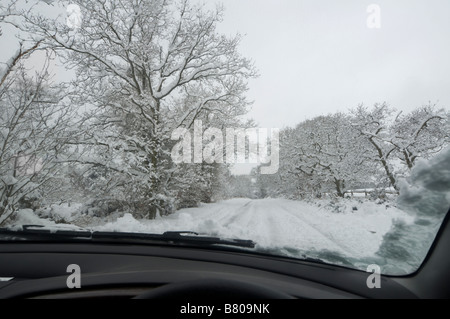 Coperta di neve Country Road Surrey UK Foto Stock