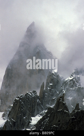 Picco frastagliate sopra il ghiacciaio Ultar Karakoram Mountain Range Hunza aree del Nord del Pakistan Foto Stock