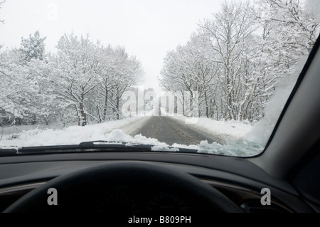 Coperta di neve Country Road Surrey UK Foto Stock