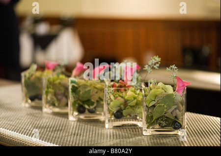 Piccoli vasi di vetro tenendo un bellissimo allestimento floreale. Foto Stock