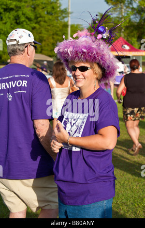 I superstiti del cancro partecipando in American Cancer Society il relè per la vita il fund raising evento in Ocala, Florida, Stati Uniti d'America Foto Stock