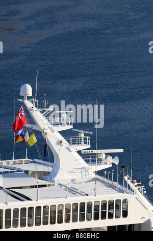Pacific Sun cruise ship radar della torre con tre radar e battenti P&O bandiera e Red Ensign con un mare blu sullo sfondo Foto Stock