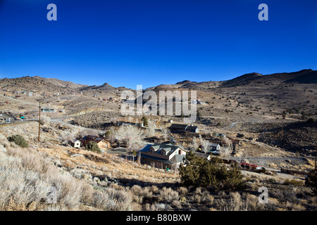 La città di Silver City Nevada con case ed edifici immerso tra le colline a sud di Virginia City NV Foto Stock