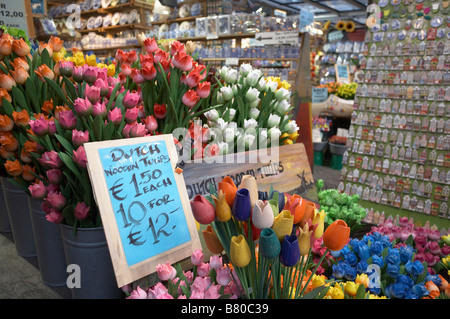 I tulipani in legno per la vendita ad un fiore in stallo in Amsterdam, Olanda Foto Stock