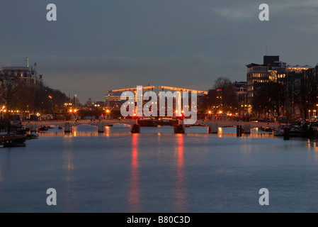 Magere Brug (Skinny) ponte sopra il fiume Amstel di Amsterdam, Paesi Bassi Foto Stock