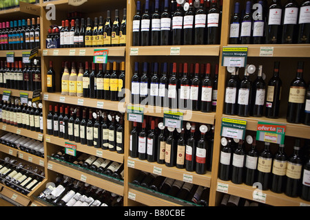 Vino rosso in spagnolo supermercato Foto Stock