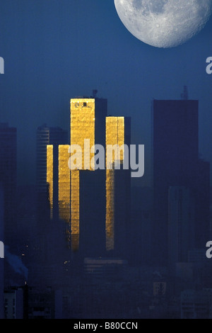 Torre di uffici della compagnia petrolifera francese Total a La Defense vicino a Parigi presso la mattina. Foto Stock