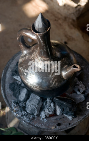Un caffè sul carbone stufa valle dell'Omo Etiopia Africa Foto Stock