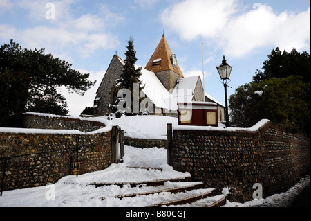 Neve intorno a Chiesa di St Margaret in Ditchling SUSSEX REGNO UNITO Foto Stock