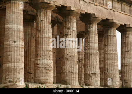 Tempio dorico di Hera da circa 450 BC, precedentemente attribuiti erroneamente come il tempio di Poseidone o Apollo, in Paestum, Italia. Foto Stock