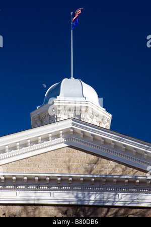 La cupola del Nevada State Capitol Building Carson City NV con American e Nevada bandiere Foto Stock