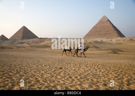 Piramidi di Giza, sabbia, deserto Egitto, caldo, vacanze, viaggi, archeologia, civiltà antica Foto Stock