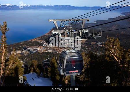 La Gondola ad Heavenly prende sciatori e snowboard fino alla montagna da South Lake Tahoe California Foto Stock