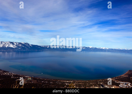 Vista aerea del Lago Tahoe California con montagne innevate e blu cielo nuvoloso Foto Stock