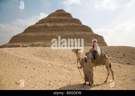 Piramide, Egitto, egiziano locale, giro del cammello, corsa, Vacanze, Piramidi, vita locale in Egitto, Egitto Cairo Saqqara la piramide a gradoni, famoso punto di riferimento Foto Stock