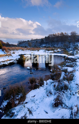 Antico ponte di clapper e ponte stradale a Postbridge Dartmoor dopo la neve in febbraio 2009 Foto Stock