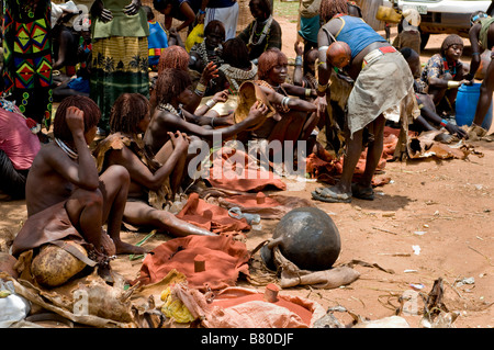 Il mercato locale con donne tribali dalla tribù Hamer Dimeka Omovalley Etiopia Africa Foto Stock