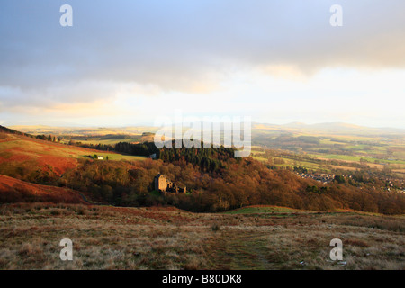 Castle Campbell e il Forth Valley con un cielo invernale a Dollar Glen Clackmannanshire Scozia Scotland Foto Stock