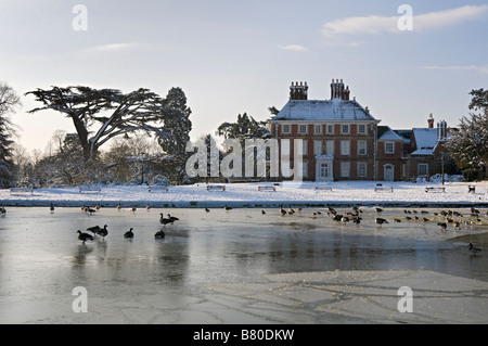 Quaranta Hall sotto la neve e il lago ghiacciato di Enfield Regno Unito Foto Stock