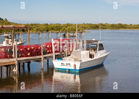 Il granchio commerciale barca da pesca Ms Lia ormeggiata al molo con il granchio trappole in Cedar Key, Florida, Stati Uniti d'America Foto Stock